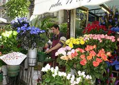 Libreros y floristas preparan sus puestos en Barcelona para la fiesta de San Jordi.