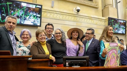 La ministra del Trabajo, Gloria Inés Ramírez, celebra con senadores del Pacto Histórico.