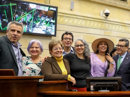 La ministra del Trabajo, Gloria Inés Ramírez, celebra con senadores del Pacto Histórico.