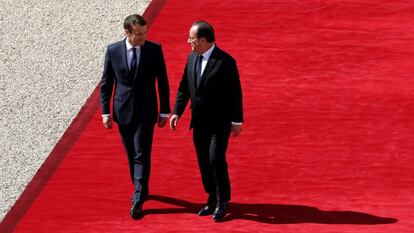 El expresidente francés Francois Hollande abandona el Palacio del Elíseo junto al nuevo presidente, Emmanuel Macron, tras el acto de investidura.
