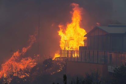 El área del incendio ha crecido en pocas horas de 80 a casi 500 hectáreas. Las autoridades esperan que las condiciones empeoren por la tarde con ráfagas huracanadas provenientes del este.