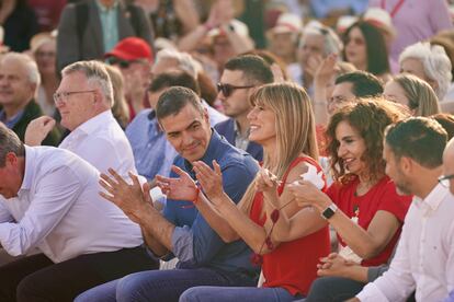 Begoña Gómez, la esposa del presidente del Gobierno, Pedro Sánchez, se encuentra entre los asistentes al mitin que el secretario general del PSOE ha protagonizado esta tarde con la candidata socialista y vicepresidenta tercera, Teresa Ribera, en Benalmádena (Málaga).