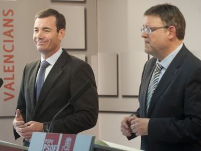 Los dirigentes socialistas de Valencia, Ximo Puig, y Madrid, Tomás Gómez (izquierda), en la sede del PSPV en Valencia.