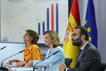 Desde la izquierda, la vicepresidenta María Jesús Montero; la ministra portavoz, Pilar Alegría, y el ministro de Economía, Carlos Cuerpo, este martes en el Palacio de La Moncloa.
