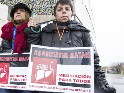 Dos enfermas de hepatitis C se manifiestan en Santiago en 2019.