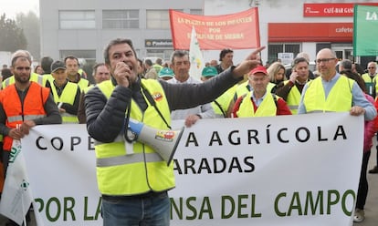 Los manifestantes han pedido al Gobierno que acometa más reformas que la ley de la cadena alimentaria, anunciada para el Consejo de Ministros de este martes, y reclaman "precios dignos para todas las producciones" y un "equilibrio justo en la cadena alimentaria".