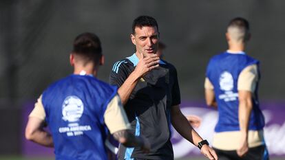 Lionel Scaloni, entrenador de Argentina, da indicaciones a sus futbolistas durante un entrenamiento en Nueva Jersey, en junio pasado.