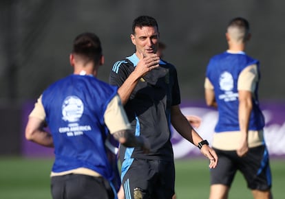 Lionel Scaloni, entrenador de Argentina, da indicaciones a sus futbolistas durante un entrenamiento en Nueva Jersey, en junio pasado.