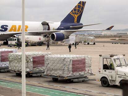 Descarga de material sanitario en el aeropuerto de Zaragoza donado por Inditex.