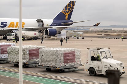 Descarga de material sanitario en el aeropuerto de Zaragoza donado por Inditex.