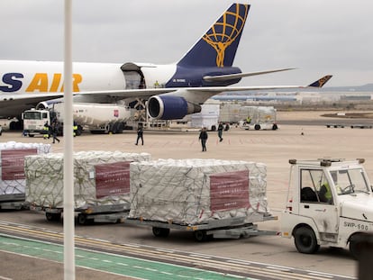 Descarga de material sanitario en el aeropuerto de Zaragoza donado por Inditex.