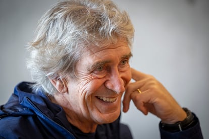 Manuel Pellegrini, posa en la ciudad deportiva del Betis. 