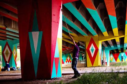 San Cris de Colores, Madrid, 2013. Intervención en San Cristóbal de los Angeles, un barrio de Villaverde, en la periferia sur de Madrid. Boa Mistura participó en la primera fase del proyecto de Basurama 'Autobarrios', bajo la estructura de la A4 que da entrada "a un barrio en el que conviven payos, gitanos, dominicanos, magrebíes, latinoamericanos y africanos, siendo considerado a veces como gueto".