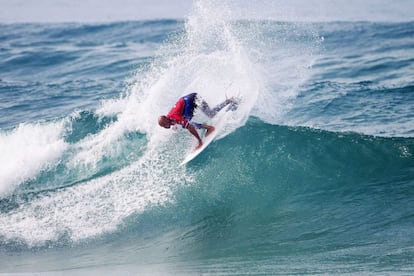 Un surfista en un campeonato en la playa de Penon (Hossegor, Francia).