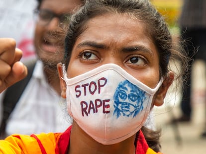 Una estudiante en cuya mascarilla se lee 'Stop violación' alza el puño durante una manifestación contra la violencia machista en el país en Dhaka, capital de Bangladés, el pasado 8 de octubre de 2020. Las protestas comenzaron tres días antes, después de la difusión en redes sociales de un vídeo de una mujer siendo atacada sexualmente y torturada por un grupo de hombres.