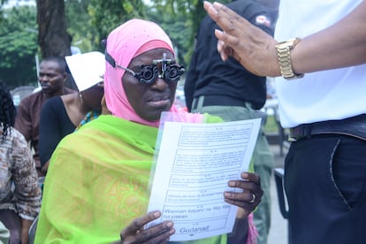Una mujer en un examen de la vista hecho durante programa de revisión oftalmológica masiva en el marco del Día Mundial de la Vista 2023, en Abuja, Nigeria
