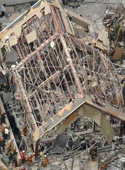 Estado en el que ha quedado un balneario artificial del centro de Tokio. Al menos una mujer ha fallecido como consecuencia de la explosión de una caldera.