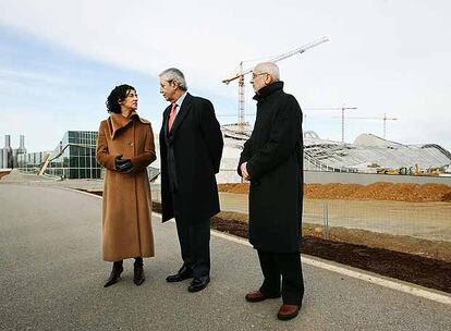 Ánxela Bugallo, Pérez Touriño y el gerente de la Fundación Cidade da Cultura, Francisco Carracedo, frente al complejo del monte Gaiás.