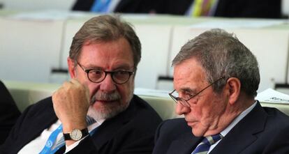 Juan Luis Cebrián, presidente de Prisa, junto con César Alierta, presidente de Telefónica.