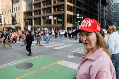 Una seguidora de Donald Trump, delante de una manifestación contra política migratoria de la Casa Blanca, en Chicago (EE UU), el 10 de junio.