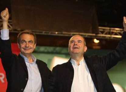 José Luis Rodríguez Zapatero y Manuel Chaves saludan a los asistentes a la Conferencia Política del PSOE de Andalucía.