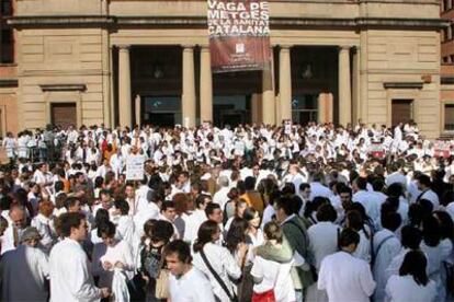 Concentración de médicos realizada ayer por la mañana en la entrada principal del hospital de Vall d'Hebron.