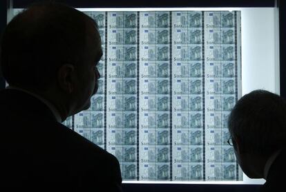 Dos visitantes, en una exposición del nuevo billete de 5 euros.