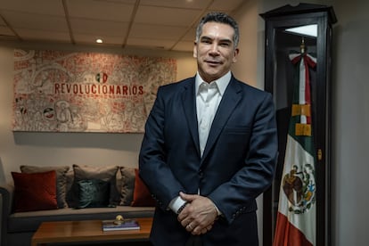 Alejandro Moreno Cárdenas posa para un retrato en su oficina.