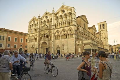 Frecuentemente desechada por los viajeros ante ciudades como Roma o Venecia, Ferrara es prácticamente desconocida y deliciosamente apacible. Se trata de uno de los grandes centros renacentistas de Italia, famoso por sus murallas (el anillo defensivo completo más largo del país), su afinidad con las bicicletas y sus palacios renacentistas,