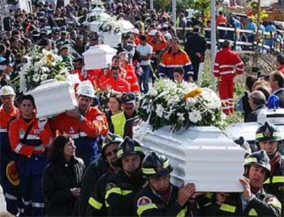 Bomberos, miembros de Protección Civil y policías portan los féretros con los restos de los niños muertos a causa del terremoto.