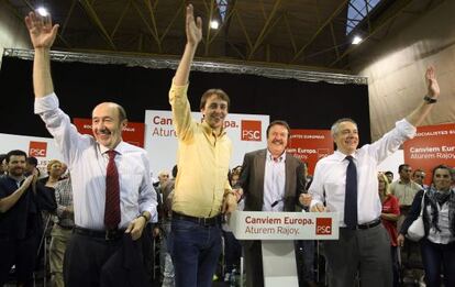 De izquierda a derecha, Alfredo P&eacute;rez Rubalcaba, Javier L&oacute;pez, candidato del PSC, Jordi Serra y Pere Navarro, ayer en Badalona.