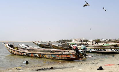 Des bateaux de pêche dans les eaux de Ndiebene-Gandiol, près de Saint-Louis (Sénégal). 