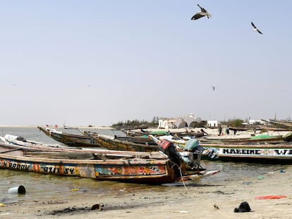 Des bateaux de pêche dans les eaux de Ndiebene-Gandiol, près de Saint-Louis (Sénégal). 