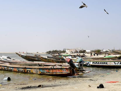 Des bateaux de pêche dans les eaux de Ndiebene-Gandiol, près de Saint-Louis (Sénégal).