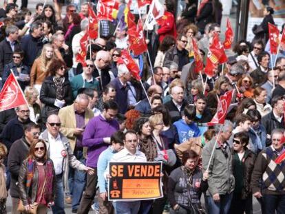 Asistentes a la manifestaci&oacute;n de Valencia contra el paro y los recortes.