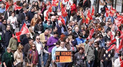 Asistentes a la manifestaci&oacute;n de Valencia contra el paro y los recortes.