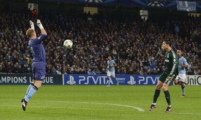 El delantero portugués del Real Madrid, Cristiano Ronaldo, intenta marcar ante el guardameta del Manchester City, Joe Hart.