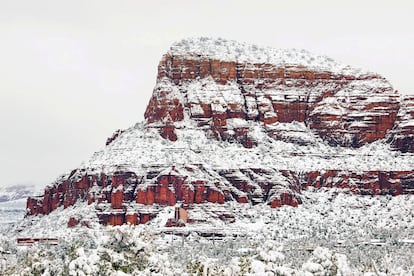 Algunos inviernos, la nieve suele cobrar presencia en el desierto de Arizona, aunque por lo general las ligeras nevadas no duran más de un día. Esta temporada, la precipitación blanca se ha prolongado en diversos y prolongados periodos. En la imagen, la capilla de la Santa Cruz, junto a una formación rocosa cubierta de nieve, en la ciudad de Sedona.  