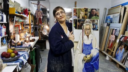 Patricia Mateo, en su taller de la calle del Olmo, con su obra 'Crisis'.