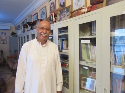 Ahmed Mahmoud 'Gemal' en su biblioteca de Nuakchot.