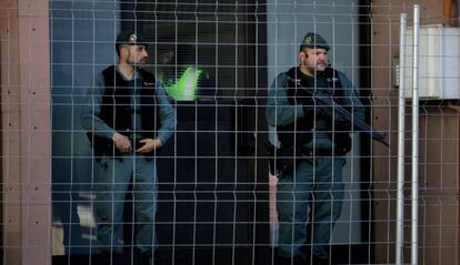 Dos guàrdies civils custodien la casa d'una de les persones detingudes a Viladecans.