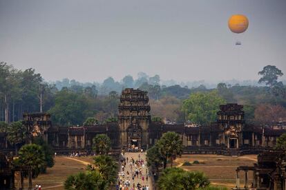 Angkor (Camboya)

Esta región acoge el llamado Angkor Wat, el mayor complejo religioso jamás construido. Cada día recibe miles de turistas que pueden disfrutarlo en globo desde la distancia. Otra de las maravillas que acoge Angkor es Banteay Srei, un templo del s. X imprescindible.

 

 