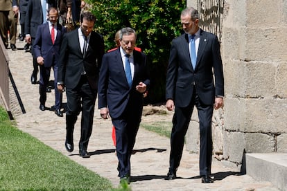 El expresidente del BCE, Mario Draghi (izquierda, en primer término), charla con Felipe VI, este viernes en Cuacos de Yuste (Cáceres).