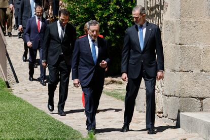 El expresidente del BCE, Mario Draghi (izquierda, en primer término), charla con Felipe VI, este viernes en Cuacos de Yuste (Cáceres).