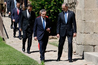 El expresidente del BCE, Mario Draghi (izquierda, en primer término), charla con Felipe VI, este viernes en Cuacos de Yuste (Cáceres).