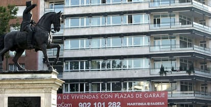 Imagen tomada en el Paseo de la Castellana de Madrid de una promoci&oacute;n de viviendas en venta. EFE/Archivo