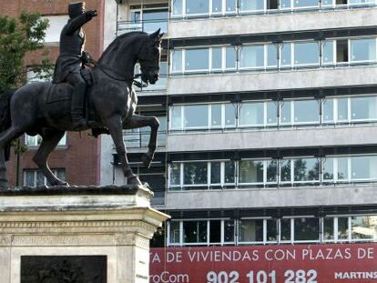 Imagen tomada en el Paseo de la Castellana de Madrid de una promoci&oacute;n de viviendas en venta. EFE/Archivo