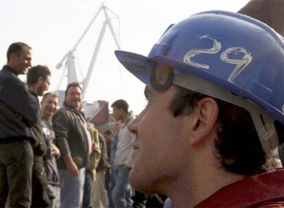 Empleados subcontratados de la Naval de Sestao (Vizcaya), en la protesta de ayer.