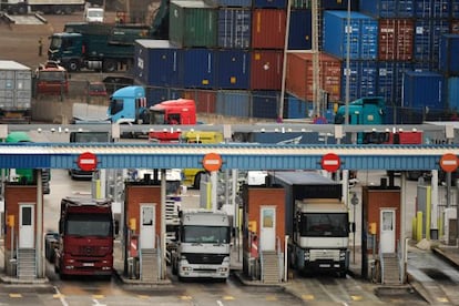 Camiones pasando el control de seguridad para entrar en el puerto de Barcelona.