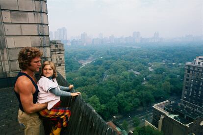 Ryan O'Neal y su hija Tatum, en la época en la que ambos protagonizaron 'Luna de Papel', observan el Central Park de Nueva York desde el hotel Pierre de Manhattan.
